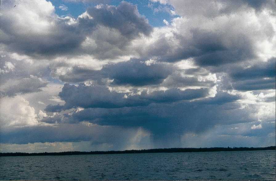 Wolkenlandschaft mit Regen